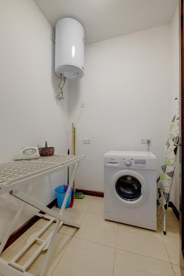 Modern 3 Bedroom Apartment In Central スリーマ エクステリア 写真