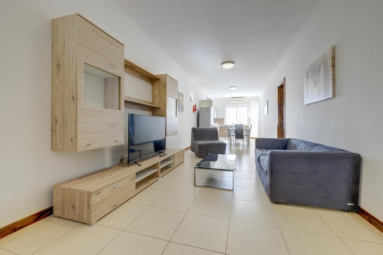 Modern 3 Bedroom Apartment In Central スリーマ エクステリア 写真
