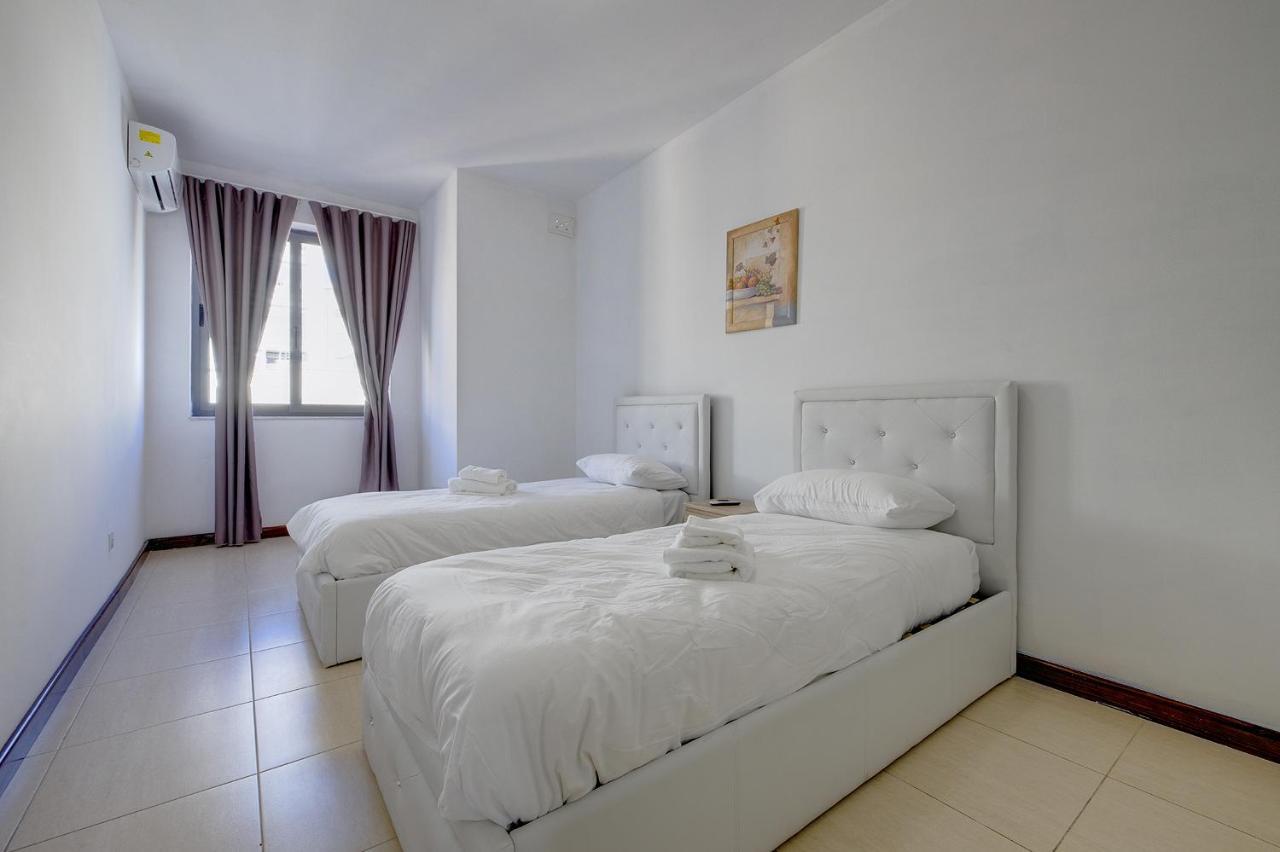 Modern 3 Bedroom Apartment In Central スリーマ エクステリア 写真