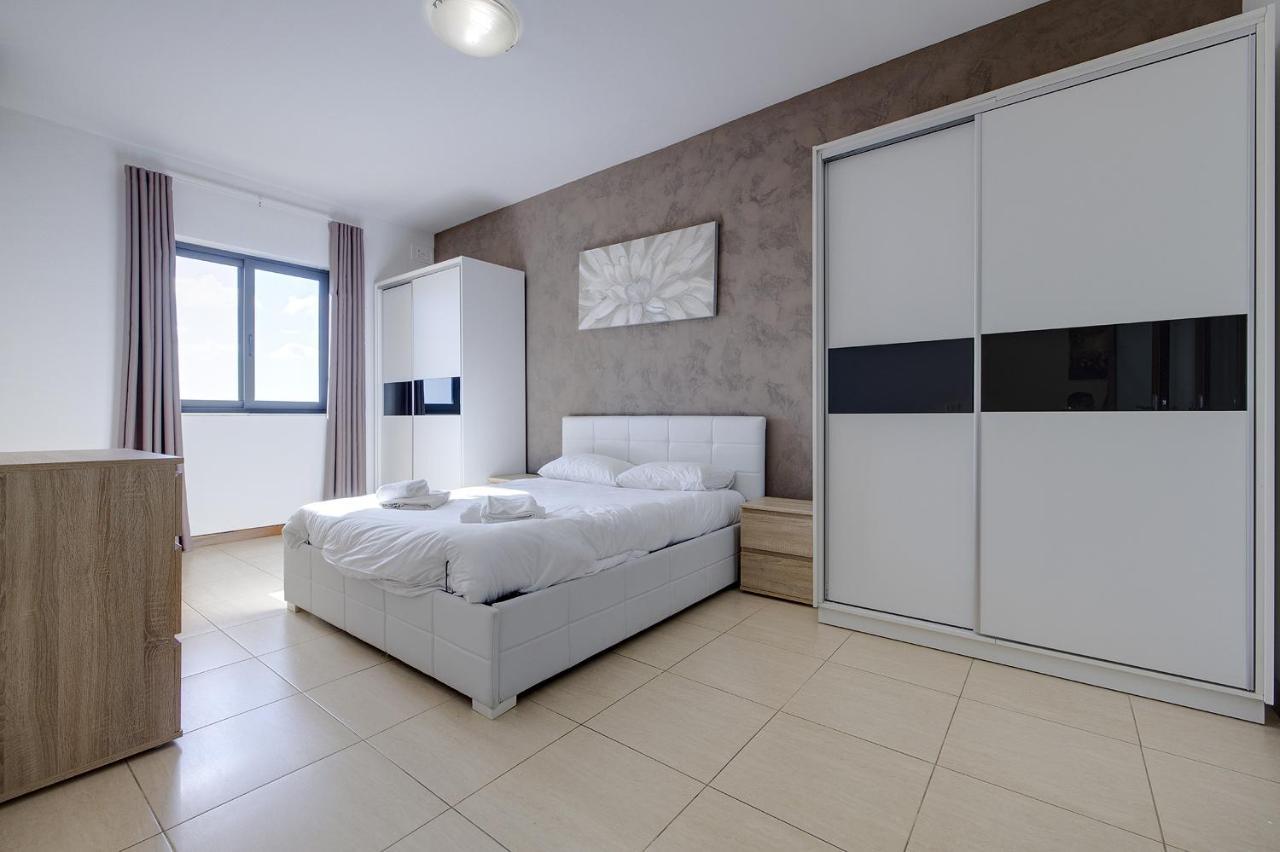 Modern 3 Bedroom Apartment In Central スリーマ エクステリア 写真