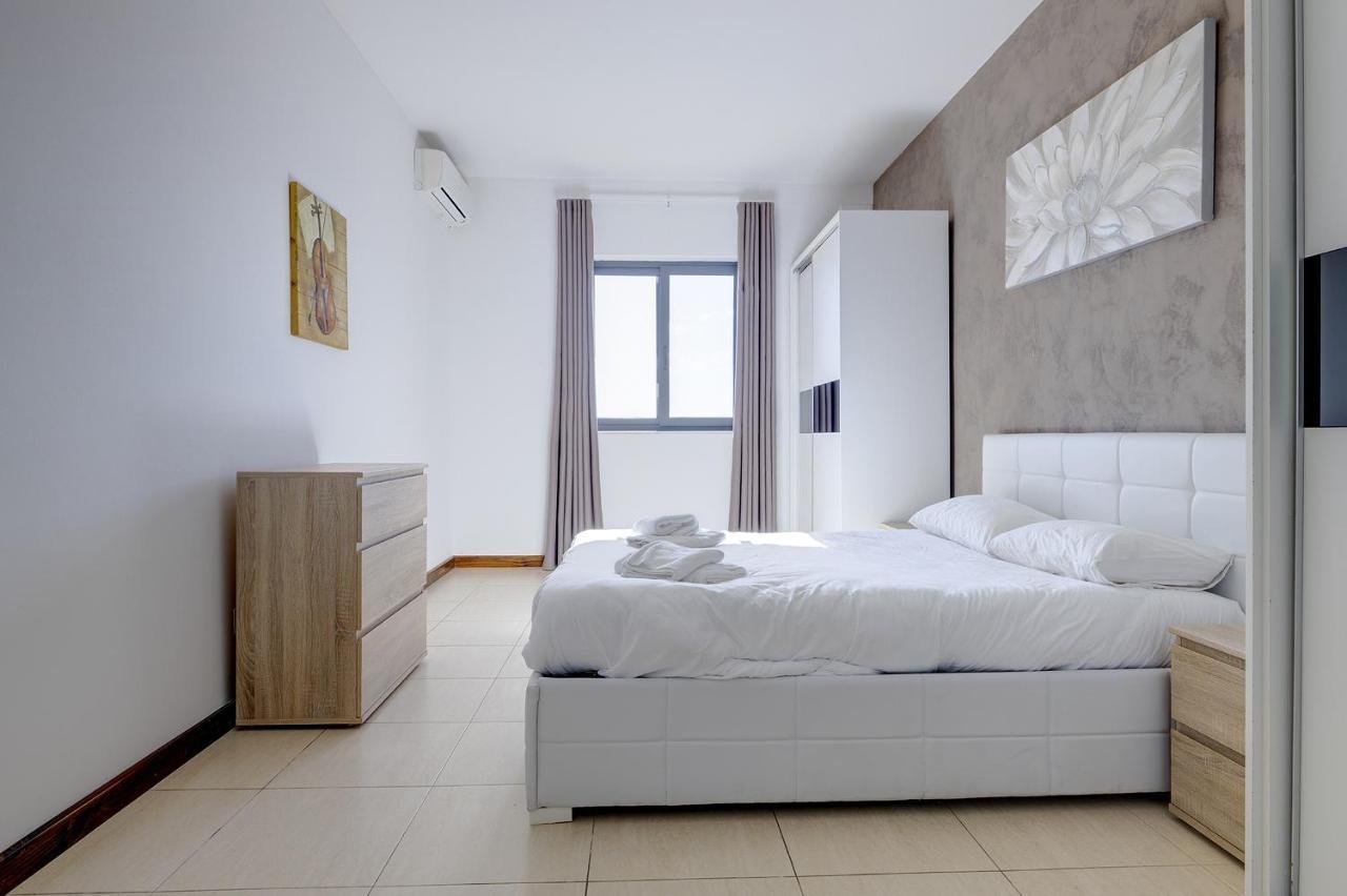Modern 3 Bedroom Apartment In Central スリーマ エクステリア 写真